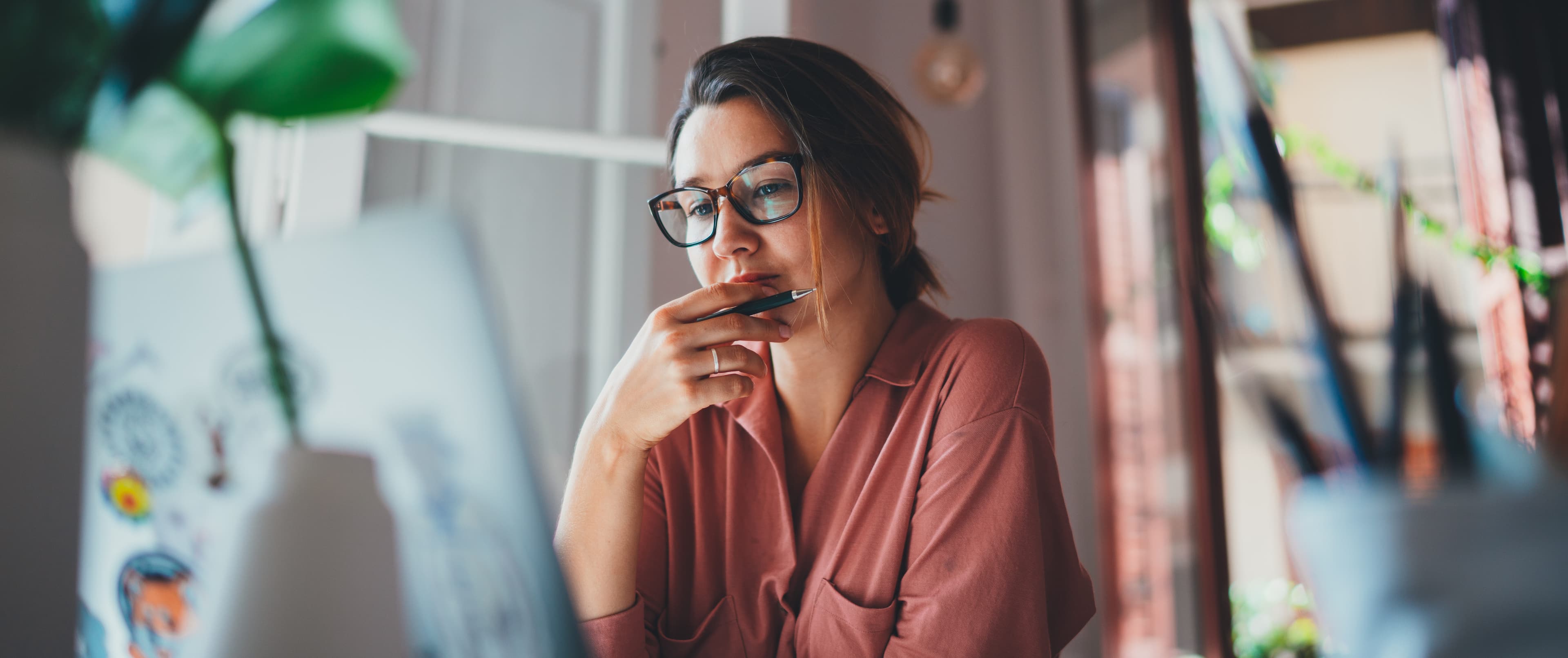 Eccomerce-solutions-pomegranate-woman-in-office